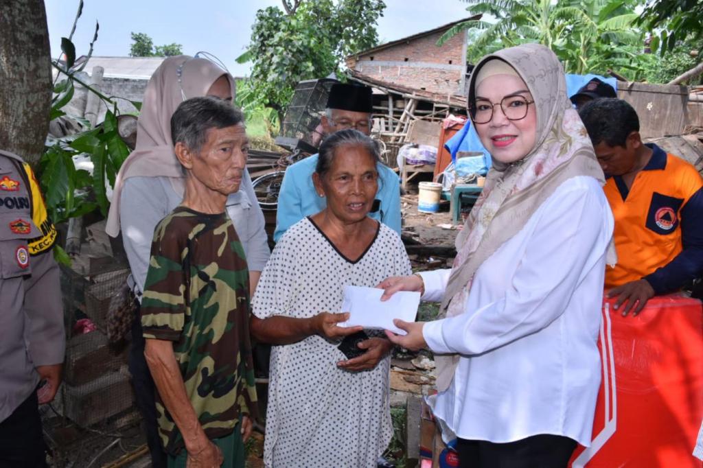 Rumah Roboh Diterjang Angin Puting Peliung, Bupati Sukoharjo Datang Beri&nbsp;Bantuan