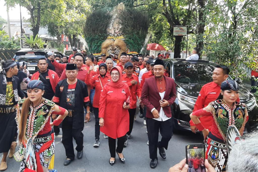 Diantar Seni Reog, Bupati Sukoharjo Kembalikan Formulir Penjaringan Bacabup&nbsp;PDIP